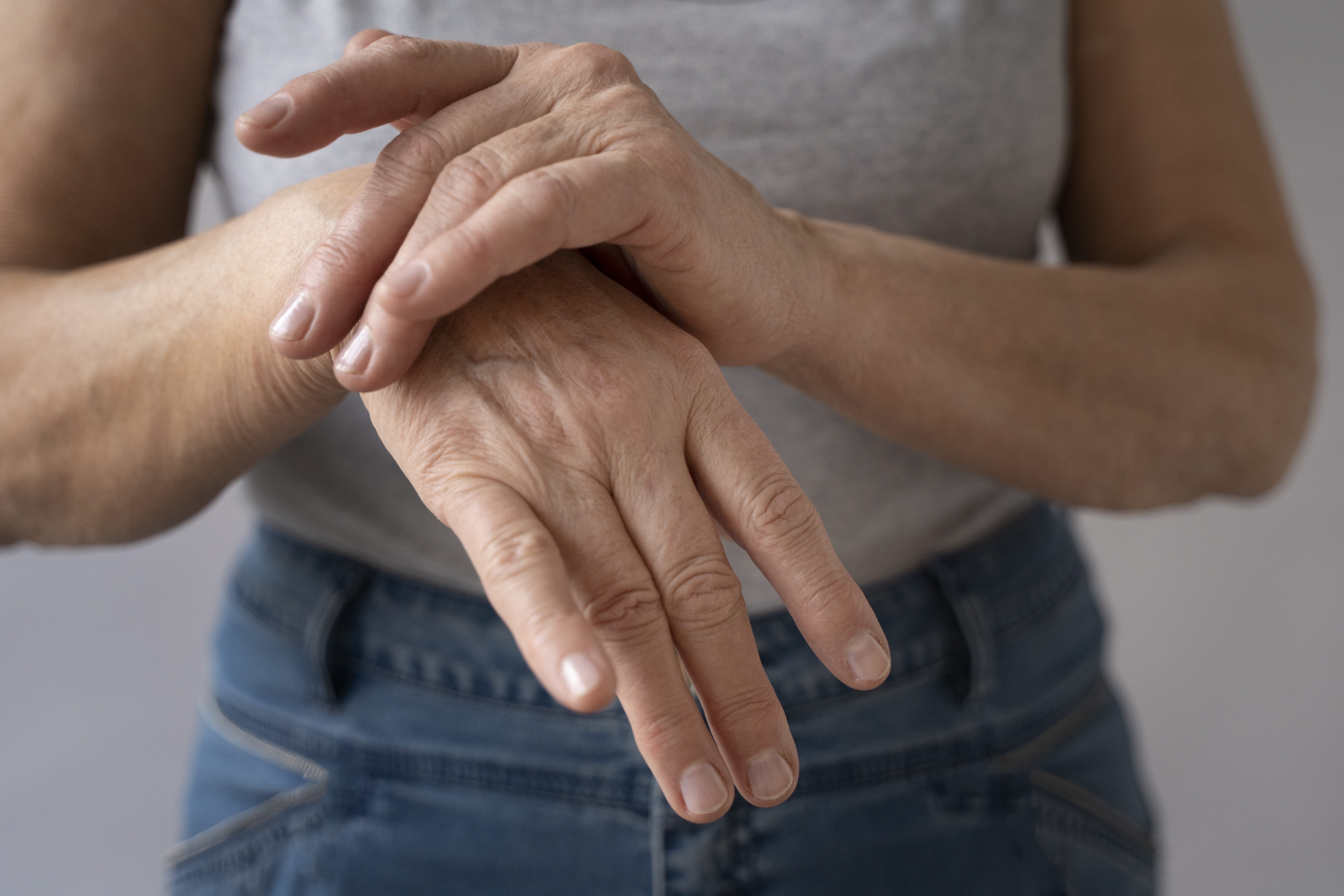 Eine Hand hält die andere am Handgelenk
